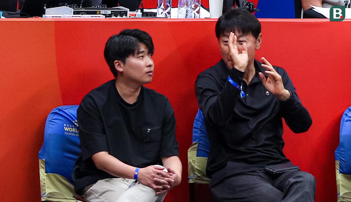 <p>Pelatih Timnas Indonesia, Shin Tae-yong (kanan), berbincang dengan penerjemahnya Jeong Seok-seo, saat menonton laga Grup H Piala Dunia FIBA 2023 antara Kanada melawan Latvia di Indonesia Arena, Senayan, Jakarta, Selasa (29/08/2023). (Bola.com/Bagaskara Lazuardi)</p>