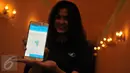 Seorang wanita menunjukkan aplikasi online My Blue Bird dari ponselnya, Jakarta, (19/5). Blue Bird berinovasi dengan meluncurkan versi terbaru My Blue Bird yang dilengkapi berbagai fitur baru yang berbeda dari versi terdahulu (Liputan6.com/Gempur M Surya)
