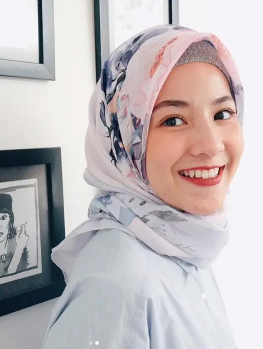 "Anak aku nomor dua masih 1 tahun. Jadi gimana caranya aku eksperimen supaya anak suka dengan buah dan sayur. Anak kedua aku suka banget sama pepaya dan buah naga," papar Natasha Rizky. (Instagram/natasharizkynew)