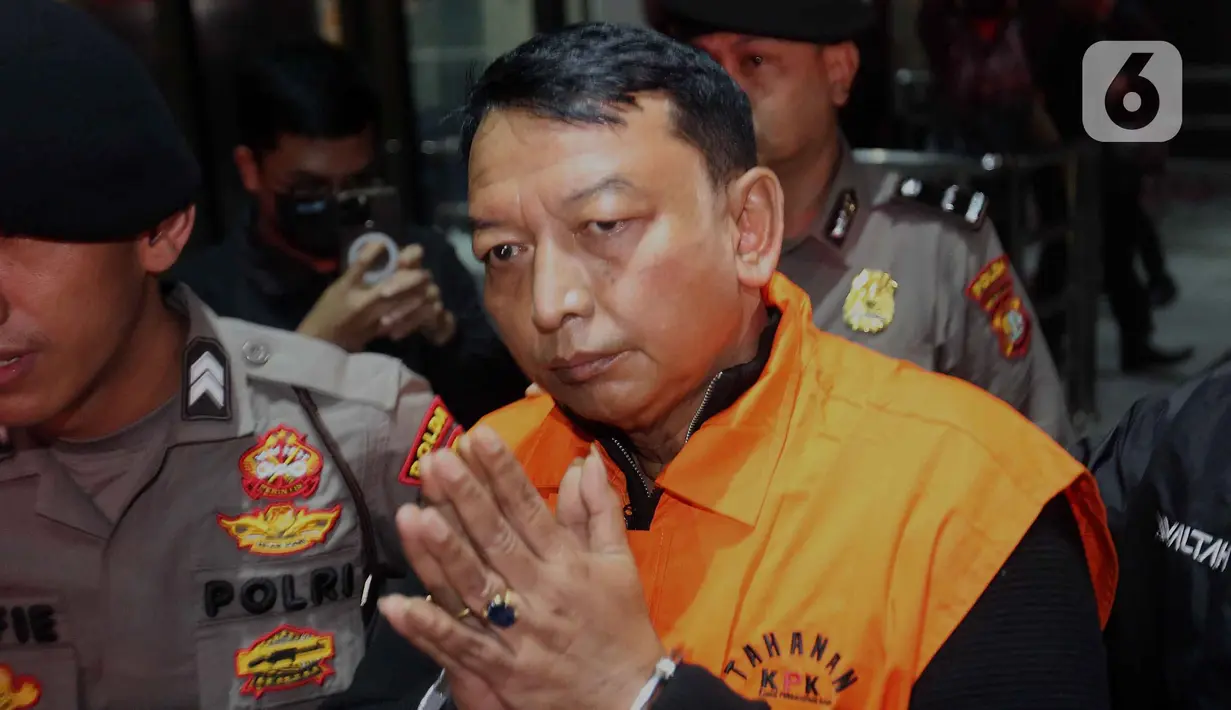 Ketua Pengadilan Negeri Depok, I Wayan Eka Mariarta (EKA) saat dibawa menuju mobil tahanan di Gedung Merah Putih Komisi Pemberantasan Korupsi (KPK), Jakarta, Sabtu (7/2/2026). Komisi Pemberantasan Korupsi (KPK) resmi menahan lima tersangka kasus tindak pidana korupsi terkait penerimaan atau janji dalam pengurusan sengketa lahan di Pengadilan Negeri Depok. Tiga di antaranya merupakan pejabat di lingkungan Pengadilan Negeri (PN) Depok. (Liputan6.com/Helmi Fithriansyah)