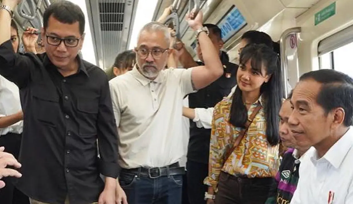 Jokowi juga sempat berbincang-bincang dengan para artis ibu kota tersebut. Orang nomor satu di Indonesia itu duduk di LRT gerbong pertama bersama para menteri dan artis, untuk menuju Stasiun Dukuh Atas Jakarta. Selain itu, tampak pula mantan Menteri Pariwisata dan Ekonomi Kreatif Wishnutama. (Liputan6.com/IG/@nirinazubir_)