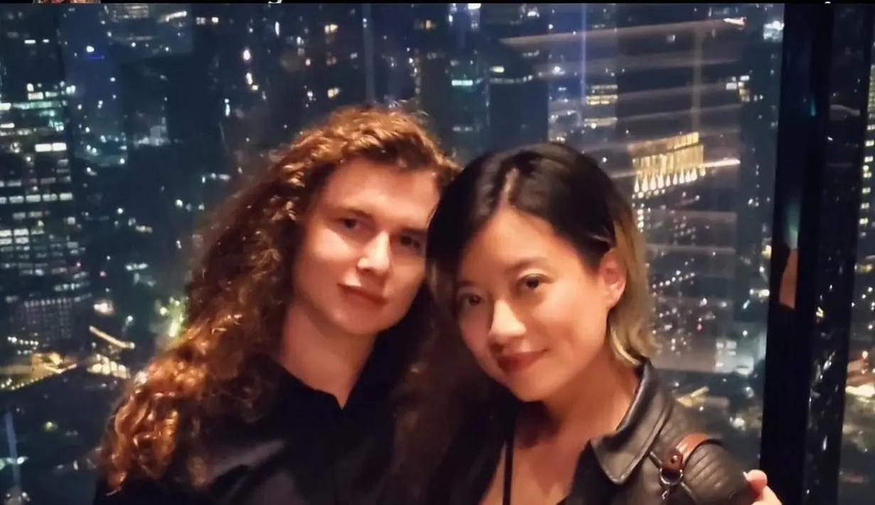Inilah potret mesra Leony Trio Kwek Kwek dan Charles Seaman lewat unggahan perdana mereka bertajuk dinner. Pria berambut pirang itu jadi tambatan hati wanita keturunan Tionghoa itu. Menariknya, kedekatan mereka sudah mendapat lampu hijau dari orang tua Leony. (Liputan6.com/IG/charles.n.g.s)