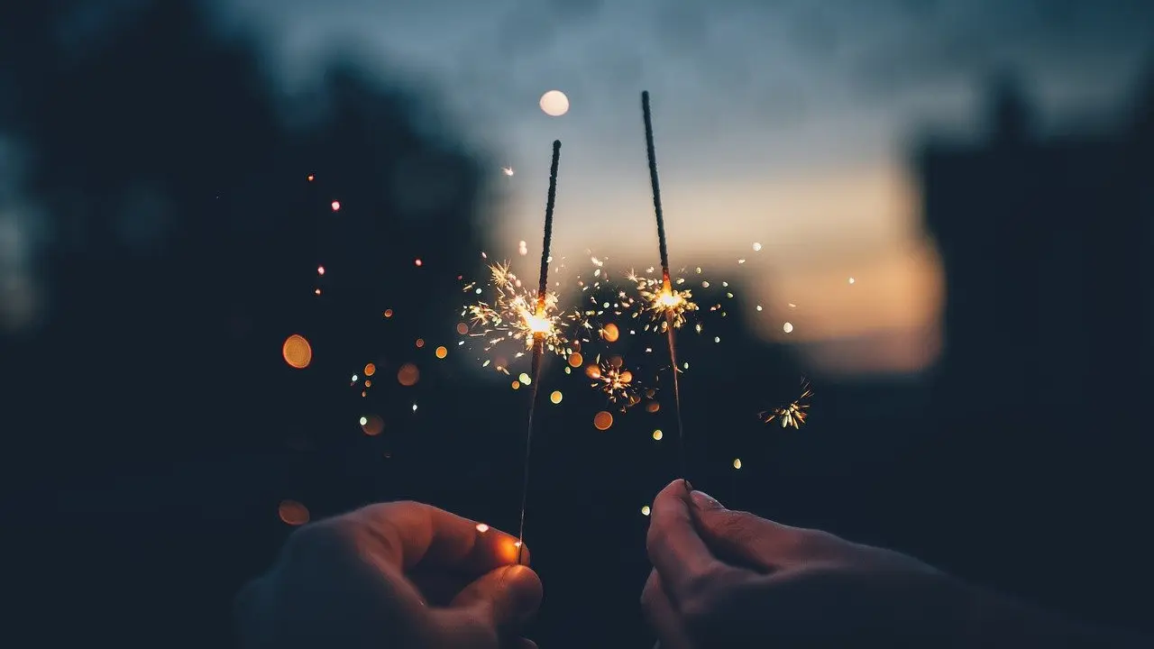 6 Arti Mimpi Bermain Kembang Api, Pertanda Sebuah Peringatan?