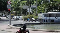 Pengendara di dekat papan petunjuk larangan motor melintasi jalur menuju Jalan MH Thamrin, Jakarta. Foto diambil pada Senin (15/12/2014). (Liputan6.com/Faizal Fanani)