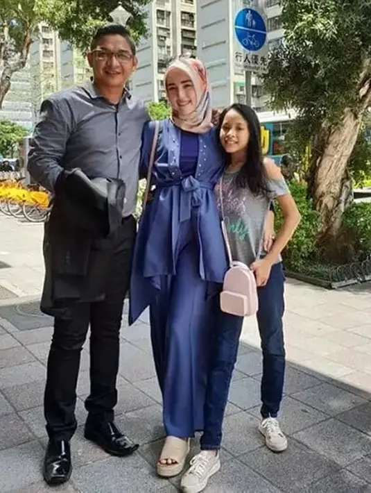 Pasha Ungu dan Adelia pernah mengajak jalan-jalan Shakiena Azalea. Momen kebersamaan Shakiena dengan Pasha dan Adelia ini banjir pujian. Terlebih melihat Adelia yang merangkul pinggang sang anak. (Liputan6.com/IG/adeliapasha)