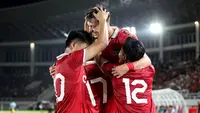 Pemain Timnas Indonesia U-23, Ivar Jenner berselebrasi bersama rekannya setelah mencetak gol ke gawang Turkmenistan pada laga Grup K Kualifikasi Piala Asia U-23 2024 di Stadion Manahan, Solo, Selasa (12/09/2023). Ivar berhasil mencetak gol pada menit ke-40. (Bola.com/Arief Bagus)