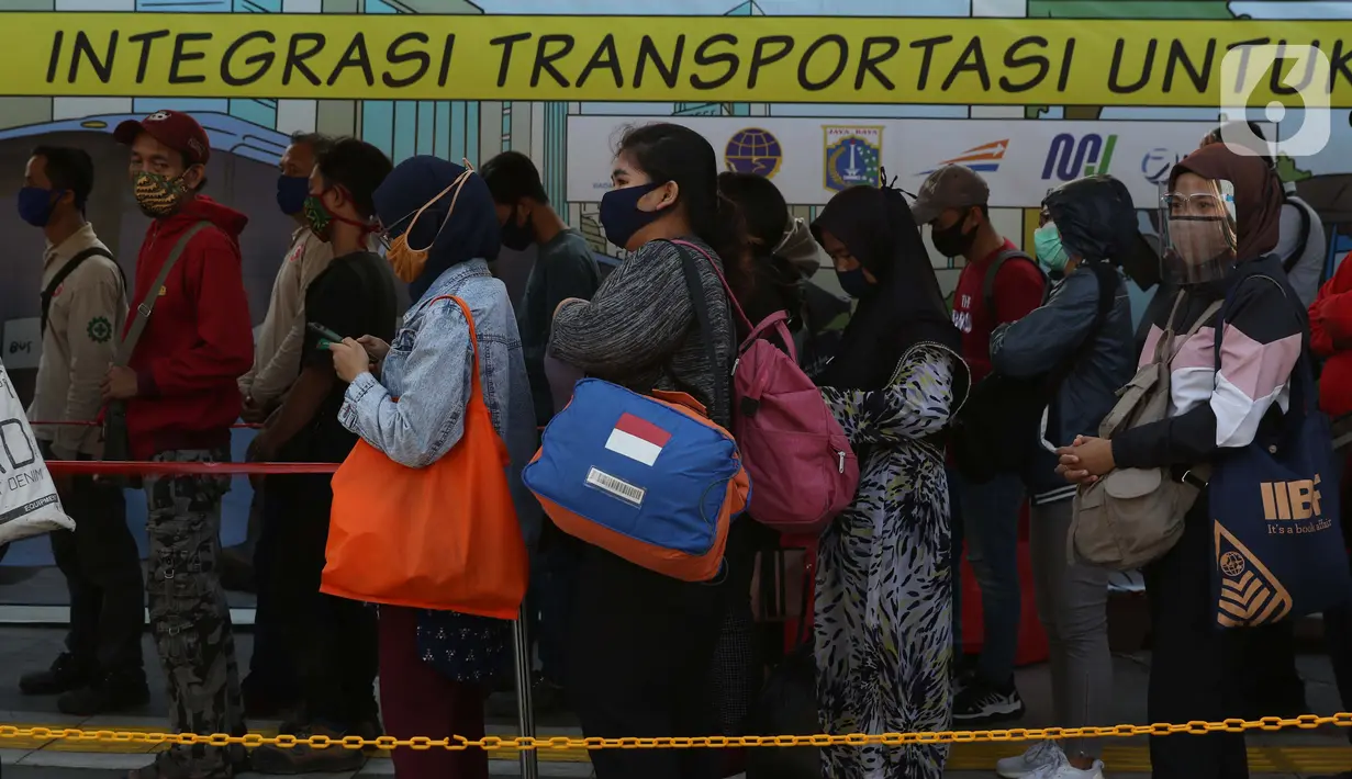 Antrean calon penumpang KRL Commuterline di area pedestrian Stasiun Terpadu Tanah Abang, Jakarta, Kamis (27/8/2020). Guna menekan penyebaran Covid-19, aparat terkait terus menghimbau pentingnya menaati protokol kesehatan. (Liputan6.com/Helmi Fithriansyah)
