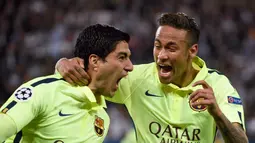 Luis Suarez merayakan gol yang dicetaknya bersama Neymar dalam lanjutan babak perempatfinal Liga Champion di Stadion Parc des Princes, Paris, Perancis. Rabu (15/4). Barcelona unggul 3-1 dalam pertandingan itu.