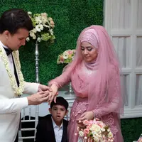 Khidmat dan sakralnya suasana akad nikah Risty Tagor dan Stuart Collin (M. Akrom Sukarya/Bintang.com)