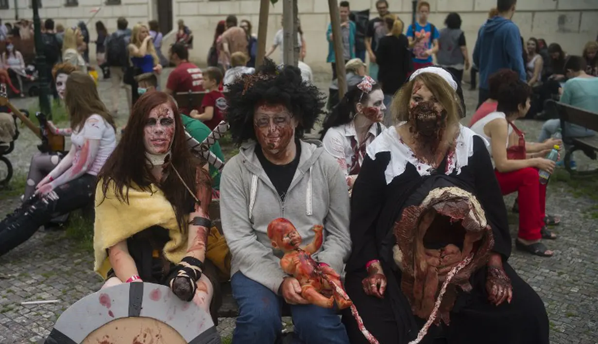 Pemandangan menyeramkan para peserta dengan kostum ala Zombienya saat Parade Zombie di Ceko, Sabtu (24/05/2014) Parade ini berlangsung setiap tahun dan ini sudah ke tujuh kalinya (AFP PHOTO/Michal Cizek)