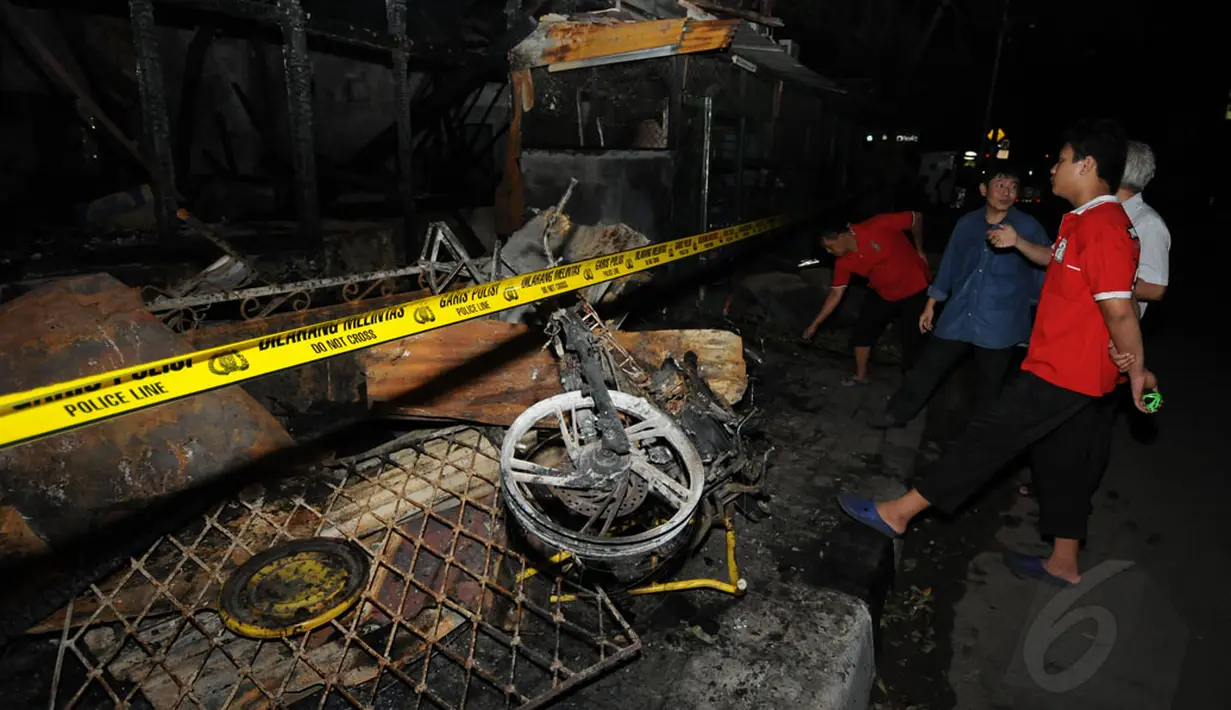 Beberapa warga melihat-lihat kondisi restoran Bakmi Gondangdia di Jalan RP Soeroso, Gondangdia, Jakarta Pusat, yang terbakar pada Kamis malam (4/12/2014). (Liputan6.com/Helmi Fithriansyah)