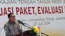 Gubernur Bank Indonesia, Agus Martowardojo saat menjadi pembicara kunci pada seminar nasional kajian tengah tahun Indef 2016 di Kampus Trilogi, Jakarta, Rabu (27/7). Seminar membahas Evaluasi Paket, Evaluasi Ekonomi. (Liputan6.com/Helmi Fithriansyah)