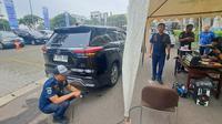 Puluhan kendaraan roda empat dan roda dua mengikuti uji emisi gratis yang digelar di area parkir Tangerang City Mall (Tangcity Mall) pada Kamis, (17/4/2025). (Liputan6.com/Pramita Tristiawati)