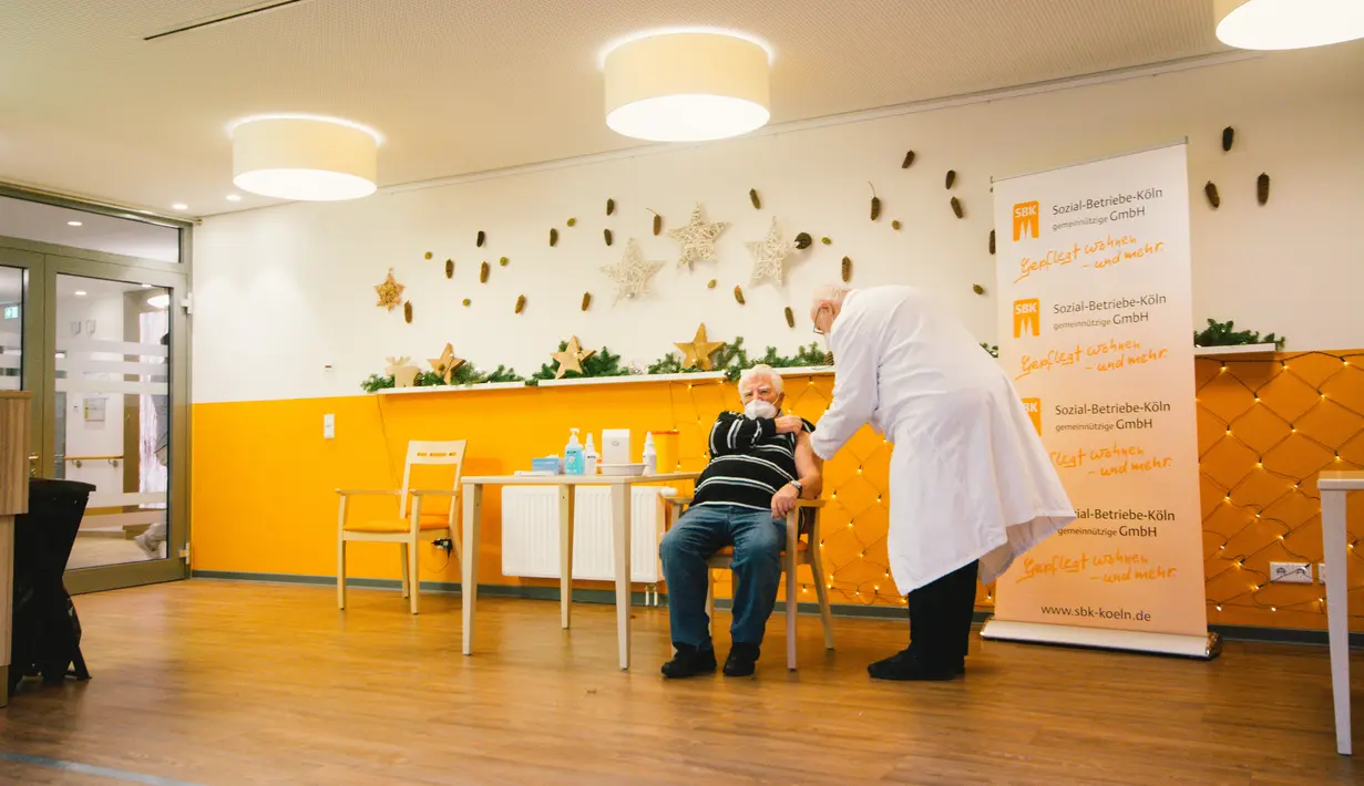 Seorang penghuni Senior Centre Riehl menerima suntikan dosis vaksin COVID-19 di Senior Centre Riehl di Cologne, Jerman (27/12/2020).  Presiden Komisi Eropa Ursula von der Leyen mengatakan, vaksin Pfizer-BioNTech telah dikirimkan ke semua 27 negara anggota. (Xinhua/Tang Ying)