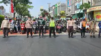 Sejumlah pengendara di simpang Jalan Raya Margonda dan Jalan Raya Juanda menghentikan kendaraan sejenak memperingati detik kemerdekaan Indonesia. (Liputan6.com/Dicky Agung Prihanto)