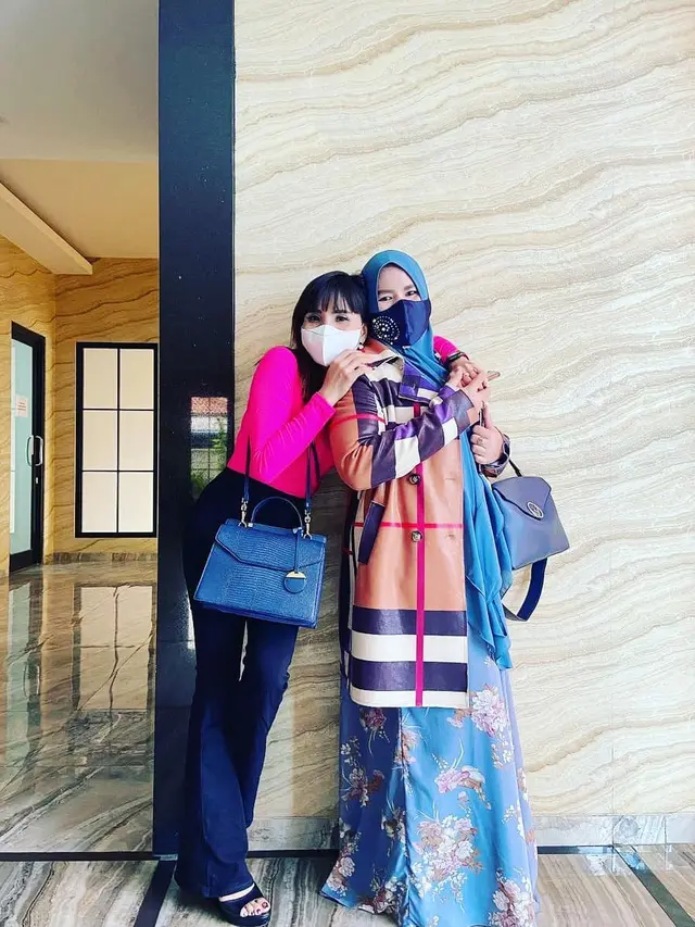 6 Potret Kebersamaan Rohimah Alli dan Eva Belisima, Ingin Bersahabat