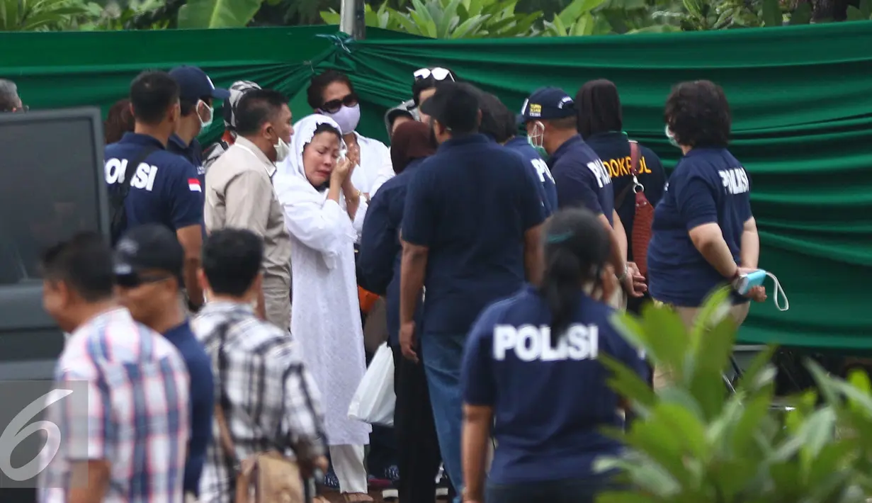 Penyidik Polda Metro Jaya membongkar makam Allya Siska Nadya (29) terkait dugaan malapraktik yang dilakukan dokter terapi Klinik "Chiropractic First" Pondok Indah Mall (PIM) Jakarta Selatan, Jakarta, Rabu (13/1/2016). (Liputan6.com/Yoppy Renato)