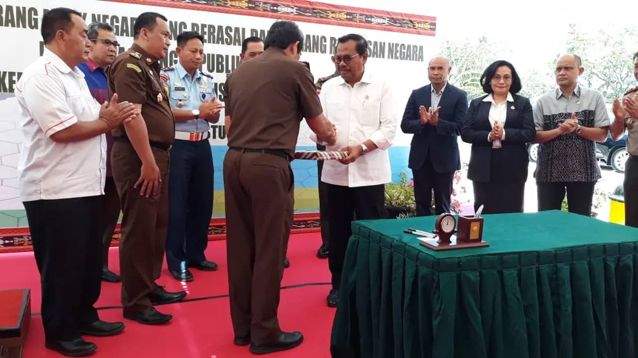Jaksa Agung M Prasetyo menyerahkan barang hasil rampasan dari terpindana korupsi ke Kejati NTT. (dok Kejaksaan Agung)