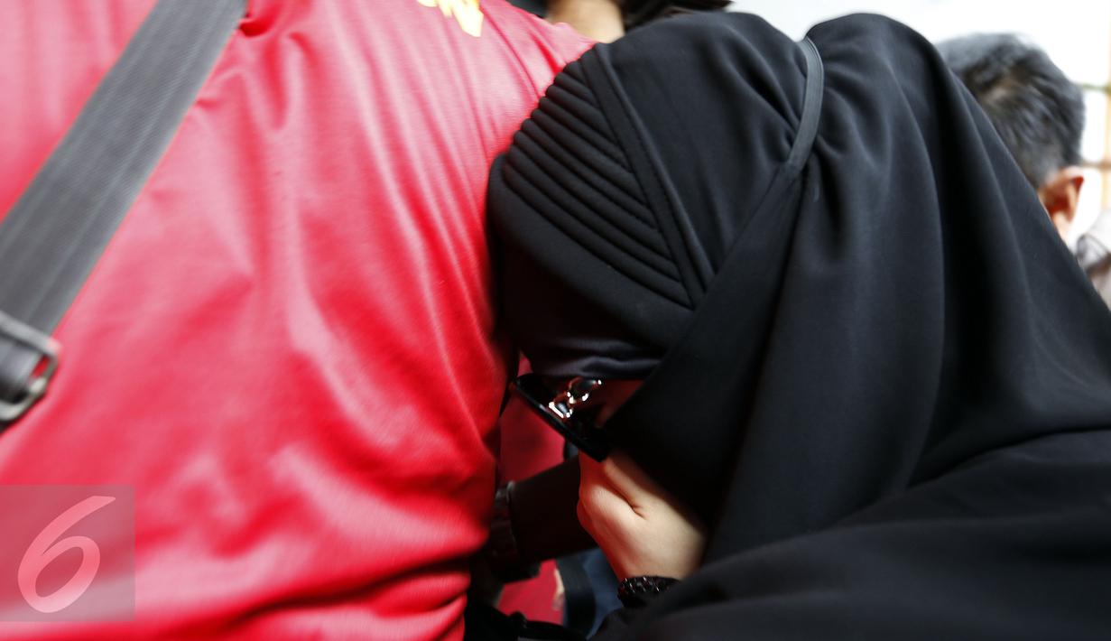 Artis AA menggunakan cadar saat tiba di Pengadilan Jakarta Selatan, Jakarta, Kamis (1/10/2015). Artis AA enggan berkomentar dan terus menutupi wajahnya. (Liputan6.com/Yoppy Renato)