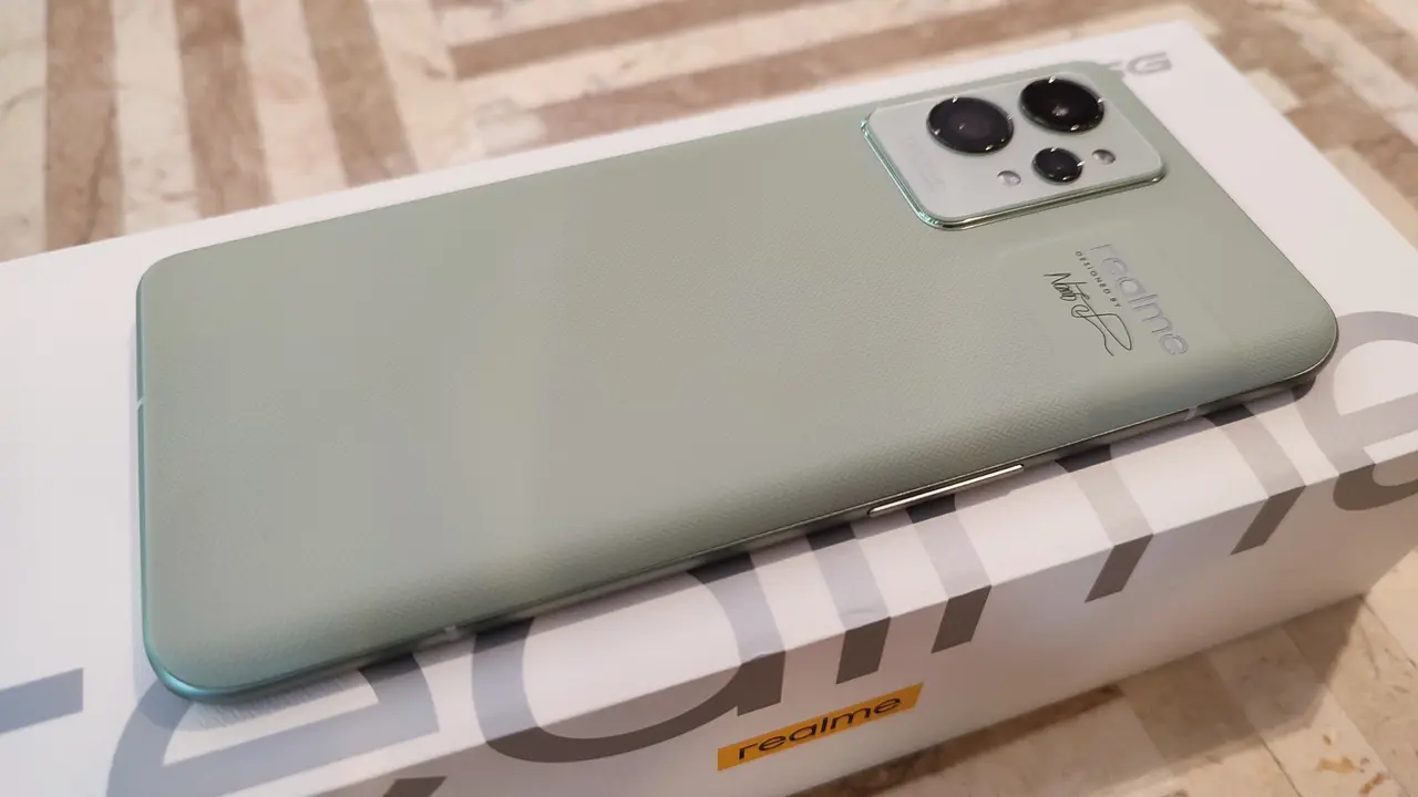 Realme GT 2 Pro Varian Paper Green. Liputan6.com/Giovani Dio Prasasti