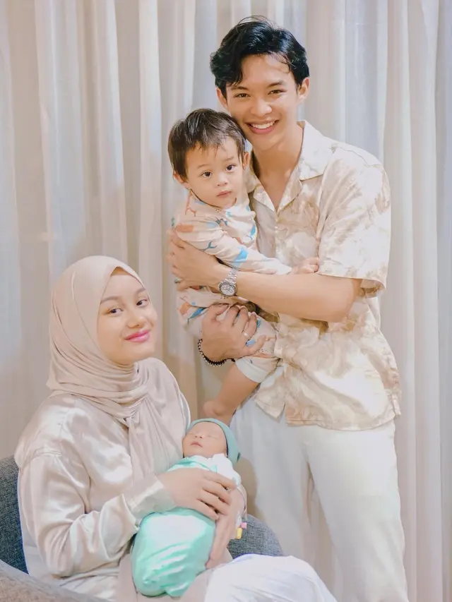 Rey Mbayang telaten rawat anak