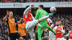 Perebutan bola di depan gawang Hull City dalam putaran kelima Piala FA Inggris di Stadion Emirates, London, Inggris, Sabtu (20/2/2016). (AFP/Glyn Kirk)