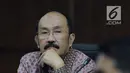 Terdakwa merintangi penyidikan korupsi e-KTP, Fredrich Yunadi menymak keterangan saksi pada sidang di Pengadilan Tipikor, Jakarta, Kamis (12/4). Salah satu saksi yang dihadirkan adalah pengacara dan staf Fredrich Yunadi. (Liputan6.com/Helmi Fithriansyah)