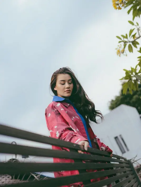 Lihat bagaimana gaya chic Aaliyah Massaid memadukan dua oufit berwarna kontras. Ia memadukan atasan berkerah berwarna biru dengan outer merah keunguan bermotif floral abstrak dengan gaya khasnya. [Foto: Instagram/aaliyah.massaid]