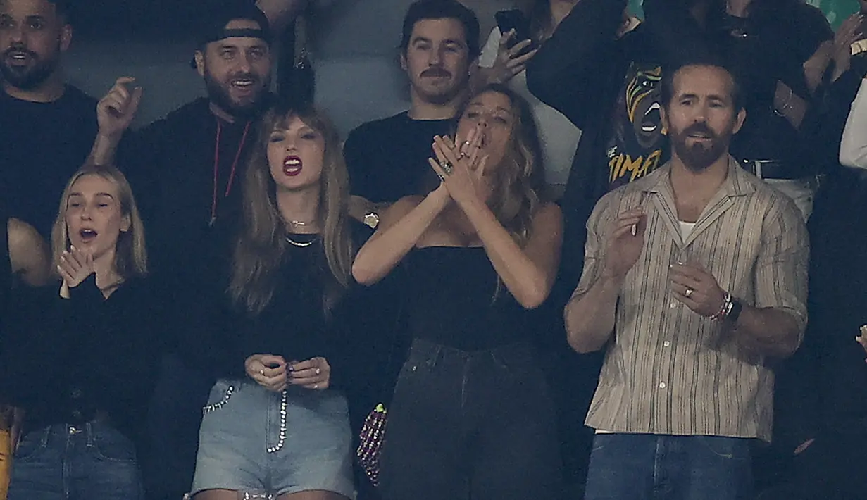 Taylor Swift kembali menghadiri pertandingan Travis Kelce bersama sahabat-sahabat selebritasnya. (AP Photo/Adam Hunger)