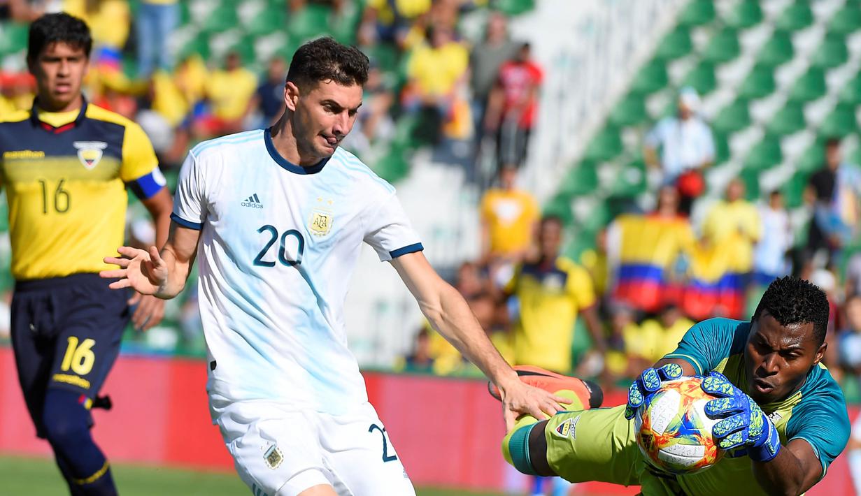 Gelandang Argentina, Lucas Alario, berusaha membobol gawang Ekuador pada laga persahabatan di Stadion Martinez Valero, Elche, Minggu (13/10). Ekuador kalah 1-6 dari Argentina. (AFP/Jose Jordan)