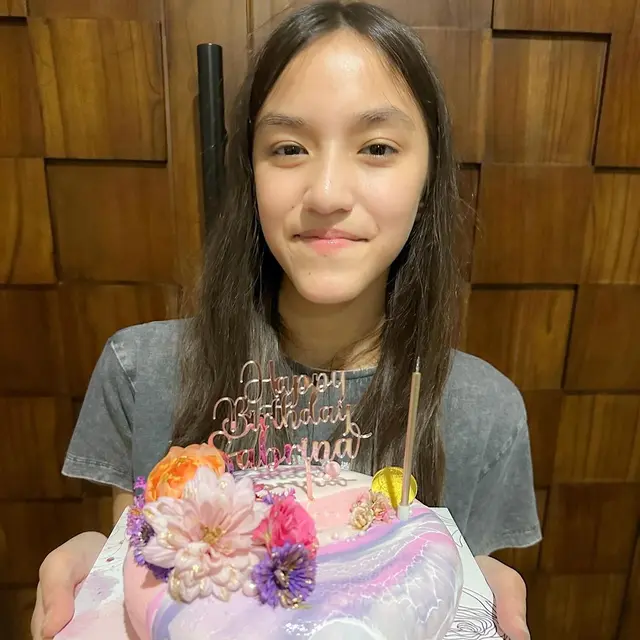 6 Potret Sabrina Anak Bungsu Darius Sinathrya Beranjak Remaja, Genap 13 Tahun