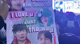 Tantri tak lupa membawa banner berisi komplikasi ekspresi wajah kocak Seon Ho namun kalimat yang tertulis sangat manis. "Dear Kim Seon Ho, I love u just the way you are". (Foto: Instagram/ tantrisyalindri)