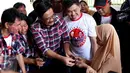 Bakal cawagub DKI Djarot Saiful Hidayat menghadiri kegiatan bakti sosial yang diadakan Bara Badja di Cawang, Jakarta, Minggu (23/10). Dalam acara itu dibagikan 1000 kacamata gratis untuk warga Jakarta usia 39 tahun ke atas. (Liputan6.com/Gempur M Surya)