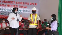 Menteri Sosial, Tri Rismaharini bersama Anggota Komisi VIII DPR RI berkunjung ke Sentra Kreasi Atensi di Balai Pangudi Luhur, Bekasi Timur, Kota Bekasi, Jawa Barat, Rabu (3/3/2021).