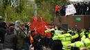 Sekitar 10.000 penggemar Manchester United menyerbu di luar Old Trafford, untuk menyuarakan penolakan mereka agar keluarga Glazer out. (Foto: AFP/Oli Scarff)
