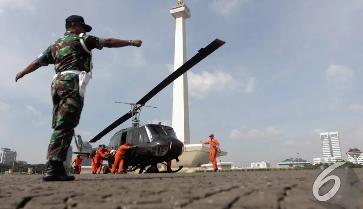 Sebuah helikopter tengah dipersiapkan untuk Pameran Alutsista TNI AD memperingatan Hari Juang Kartika TNI AD Ke-69, Jakarta, Rabu, (10/12/2014). (Liputan6.com/Faizal Fanani)