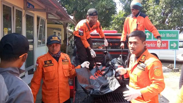 Tim SAR gabungan mengevakuasi korban tenggelam Pantai Kemiren, Cilacap. (Foto: Liputan6.com/Basarnas/Muhamad Ridlo)