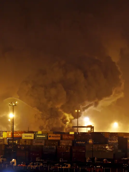 Ledakan kimia di sebuah gudang kargo di Pelabuhan Santos, Brasil, telah mengepulkan gas beracun, Kamis (14/1). Localfrio, perusahaan pemilik gudang tersebut, menyatakan bahwa sejumlah kontainer penuh asam klorida dan zat suci hama (REUTERS/Paulo Whitaker)