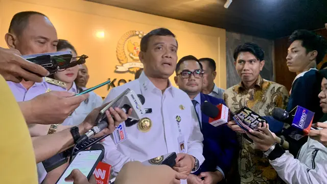 Gubernur Jawa Tengah (Jateng) Ahmad Luthfi saat memberikan keterangan kepada wartawan di Kompleks Parlemen, Senayan, Jakarta.