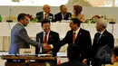 Delegasi parlemen dari Yordania berjabat tangan dengan Wakil Ketua DPR Fadli Zon usai penandatanganan deklarasi hasil Konferensi Parlemen Asia Afrika di Komplek Parlemen, Senayan, Jakarta, Kamis (23/04/2015). (Liputan6.com/Andrian M Tunay)