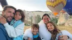 Turki, memang menjadi destinasi pilihan wisata banyak selebriti. Salah satu yang banyak dikunjungi para selebriti saat liburan ke Turki adalah Cappadocia dimana bisa menikmati serunya naik balon udara. Dalam momen seru tersebut, Indah Kalalo pun turut mengajak ketiga buah hatinya menikmati keseruan. (Liputan6.com/IG/@indahkalalo)