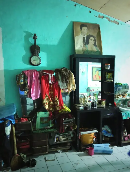 Laila Sari merupakan satu-satunya artis atau bisa disebut artis terakhir yang tinggal di Tangkiwood hingga ajalnya menjemput. Meski namanya besar sebagai artis tiga zaman, namun kondisi rumah Laila sangat memprihatinkan. (Bambang E.Ros/Bintang.com)