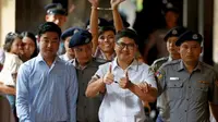 Dua jurnalis yang ditahan kaena meliput krisis Rohingya, Wa Lone (depan bebaju putih) dan Kyaw Soe Oo (belakang mengangkat tangan), resmi dibebaskan pemerintah Myanmar (AFP)