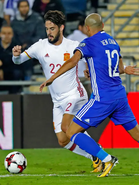 Aksi gelandang Spanyol, Isco berusaha melewati pemain Israel, Tal Ben Haim saat bertanding pada grup G kualifikasi Piala Dunia 2018 di Stadion Teddy di Yerusalem (9/10). (AFP Photo/Jack Dan Jack Guez)