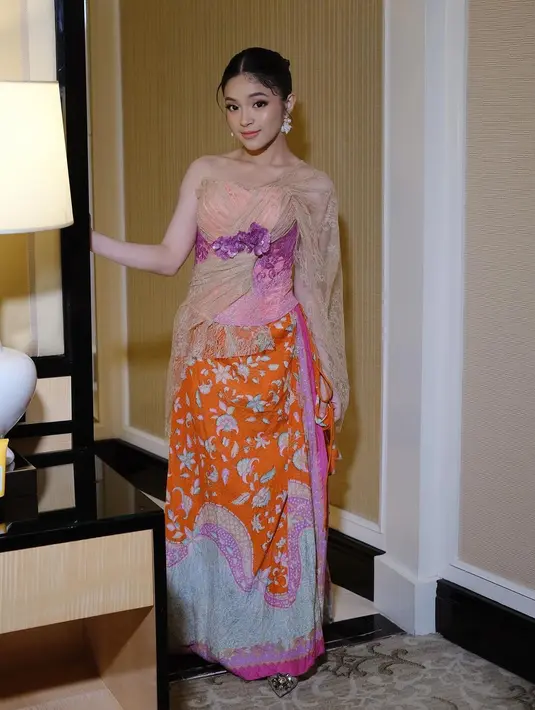 Yang menarik, Eca Aura memadukan penampilannya ini dengan kain batik bercorak floral berwarna oranye. [Foto: Instagram/elsaajapasal]