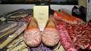 Sepasang sepatu bermotif batik Bogor dipamerkan pada pameran Pernik Nusantara di kawasan Kebayoran Baru, Minggu (3/5/2015). Pameran tersebut menampilkan beragam kerajinan asli nusantara seperti busana dan perhiasan. (Liputan6.com/Yoppy Renato) 