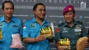 Kepala BNN Inspektur Jenderal Heru Winarko memperlihatkan barang bukti saat konferensi pers kasus tindak pidana narkotika di Jakarta, Jumat (1/2). BNN mengungkap 3 kasus penyelundupan narkotika dari Aceh, Medan dan Bogor. (Liputan6.com/Faizal Fanani)