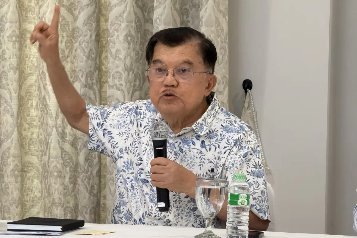 Wapres ke-10 dan ke-12 RI Jusuf Kalla (JK) saat konferensi pers di kediaman pribadinya, Jalan Brawijaya IV Jakarta Selatan, Sabtu (18/4/2026). (Liputan6.com/Lizsa Egeham)