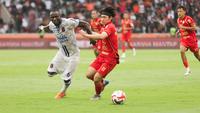 Pemain muda Persija Jakarta, Arlyansyah Abdulmanan berebut bola dengan pemain Persijap Jepara pada pekan ke-16 BRI Super League 2025/2026 di Stadion Utama Gelora Bung Karno (SUGBK), Jakarta Pusat, Sabtu (3/1/2026) sore WIB. (Bola.com/Abdul Aziz)