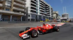 Pembalap Ferrari asal Jerman, Sebastian Vettel memacu mobilnya selama balapan GP Monaco di Sirkuit Monte Carlo, Minggu (28/5). Sebastian Vettel menunggu lima tahun untuk merasakan menjadi juara lagi di GP Monaco. (AP Photo/Claude Paris)